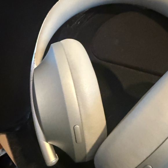 Bose Headphones 700 Noise Cancelling Headphones with Built-in Microphone - Picture 6 of 11